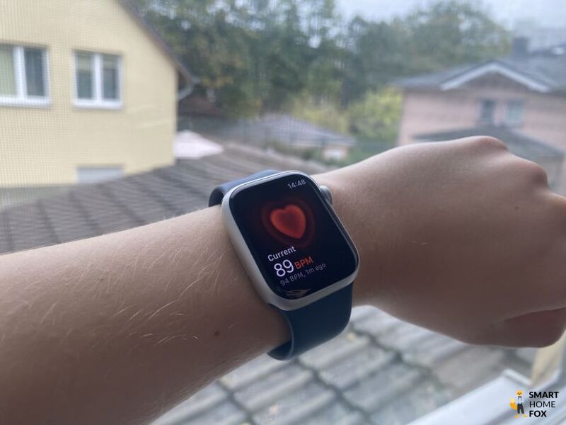 Apple Watch 9 am Handgelenk mit Herz App